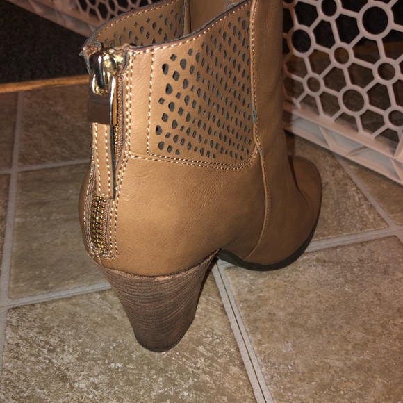 Boots - Picture 3 of 3